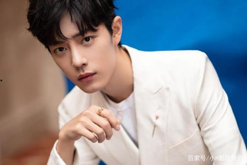 肖战最新八卦圈圈爆料,神秘女友身份引热议，粉丝团紧急澄清